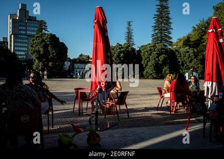 Porto, Portugal - 30. August 2020 : Menschen auf einer Kaffeeterrasse im Palácio de Cristal Stockfoto