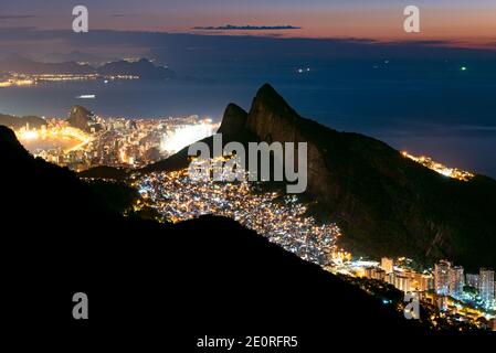 Blick auf Rocinha Slum und Two Brothers Mountain bei Nacht, in Rio de Janeiro, Brasilien Stockfoto