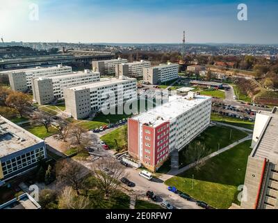 Universitätscampus Strahov im Frühjahr mit Petrin Turm im Hintergrund Stockfoto