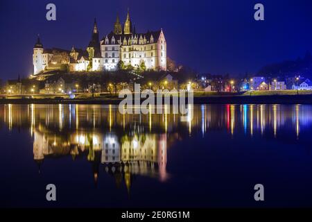 02. Januar 2021, Sachsen, Meißen: Die Lichter der Albrechtsburg und des Doms spiegeln sich am Abend in der Elbe. Neben dem Vogtlandkreis ist die Grafschaft Meißen eine der Regionen mit der höchsten Corona-Infektion in Deutschland. Foto: Robert Michael/dpa-Zentralbild/dpa Stockfoto