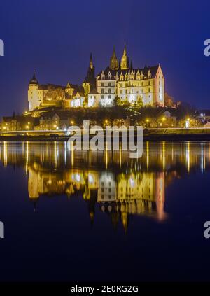 02. Januar 2021, Sachsen, Meißen: Die Lichter der Albrechtsburg und des Doms spiegeln sich am Abend in der Elbe. Neben dem Vogtlandkreis ist die Grafschaft Meißen eine der Regionen mit der höchsten Corona-Infektion in Deutschland. Foto: Robert Michael/dpa-Zentralbild/dpa Stockfoto