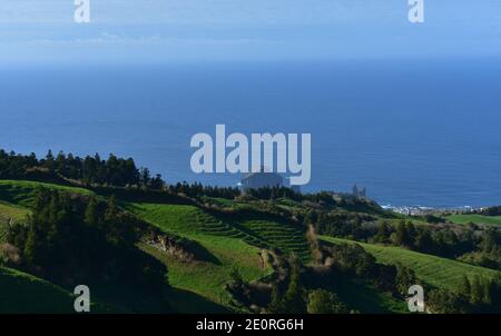 Schöne Aussicht auf terrassenförmig angelegte Rasenflächen auf den Azoren. Stockfoto