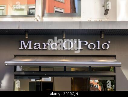 Marc O'Polo Fashion Company Markenlogo vor dem Geschäft. Marc O'Polo ist ein schwedisch-deutsches Modelabel Stockfoto