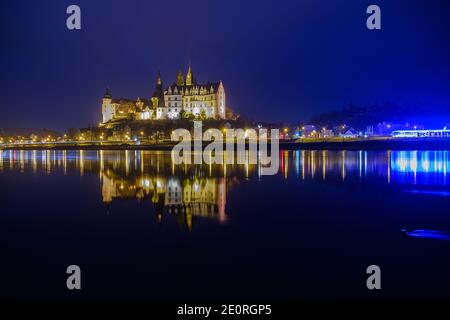 02. Januar 2021, Sachsen, Meißen: Die Lichter der Albrechtsburg und des Doms spiegeln sich am Abend in der Elbe. Neben dem Vogtlandkreis ist die Grafschaft Meißen eine der Regionen mit der höchsten Corona-Infektion in Deutschland. Foto: Robert Michael/dpa-Zentralbild/dpa Stockfoto