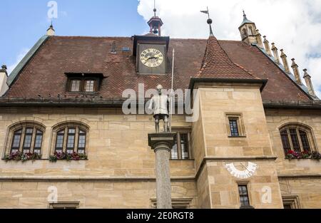 WEISSENBURG IN BAYERN, Deutschland, 2017: Stadtplatz mit Menschen und traditionellen Häusern und Marktplatz in der bayerischen Stadt weissenburg, Deutschland Stockfoto