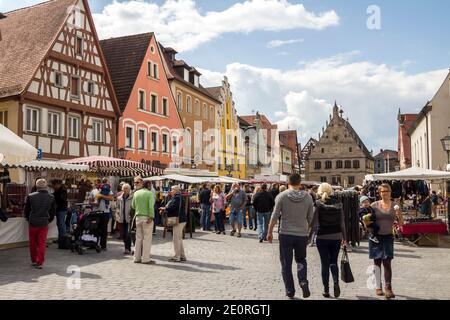 WEISSENBURG IN BAYERN, Deutschland, 2017: Stadtplatz mit Menschen und traditionellen Häusern und Marktplatz in der bayerischen Stadt weissenburg, Deutschland Stockfoto