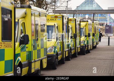 Rettungsfahrzeuge vor dem Excel-Zentrum, East London Stockfoto