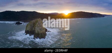 Morgenlicht beleuchtet felsige Meeresstapel direkt vor der Küste von Nordkalifornien in Klamath. Der Pacific Coast Highway verläuft entlang dieser Küste. Stockfoto