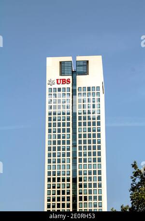 FRANKFURT, DEUTSCHLAND : UBS-Gebäude am Main in Frankfurt, Deutschland. Die UBS AG ist ein Schweizer globales Finanzdienstleistungsunternehmen. Stockfoto