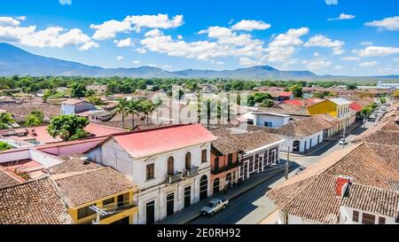 Blick auf die Kolonialstadt Granada in Nicaragua, Mittelamerika, vom Dach des La Merced Kirche (Iglesia De La Merced) Stockfoto
