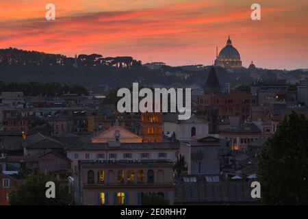 Panoramablick auf Rom bei Sonnenuntergang. Skyline der Stadt mit Petersdom im Hintergrund an einem Sommerabend, Rom, Italien Stockfoto