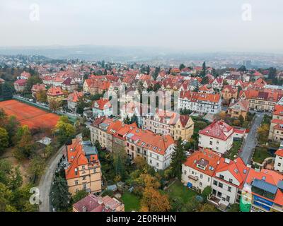 Prag, Tschechische republik - 23. Oktober 2019. Luftaufnahme auf Hanspaulka - es ist ein Luxus-Villenviertel in Dejvice mit traditioneller Architektur Stockfoto