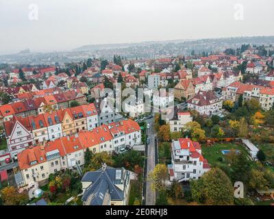 Prag, Tschechische republik - 23. Oktober 2019. Luftaufnahme auf Hanspaulka - es ist ein Luxus-Villenviertel in Dejvice mit traditioneller Architektur Stockfoto