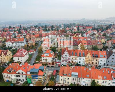 Prag, Tschechische republik - 23. Oktober 2019. Luftaufnahme auf Hanspaulka - es ist ein Luxus-Villenviertel in Dejvice mit traditioneller Architektur Stockfoto