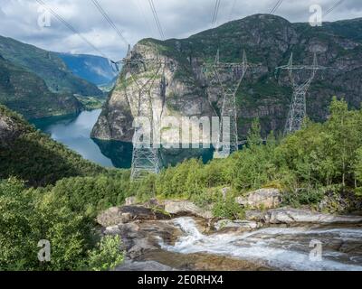 Hochspannungsleitungen über dem Aurlandsfjord, einem Zweig des Sognefjords. Transportiert elektrische Energie aus mehreren Kraftwerksanlagen im Aurland Stockfoto