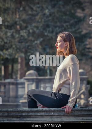 Sinaia Romania - 12.02.2020: Tourist schönes Mädchen posiert auf Schloss Peles, in Sinaia. Stockfoto