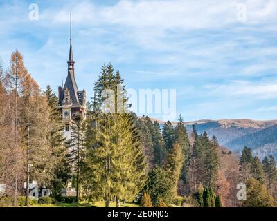 Sinaia Rumänien - 12.02.2020: Das ikonische Schloss Peles im Stil der Neorenaissance in Sinaia. Haupttouristenattraktion in Rumänien. Stockfoto