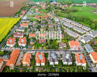 Nupay, Tschechische republik - 20. Mai 2019. Neue Reihenhäuser mit altem Dorfteil im Hintergrund Stockfoto