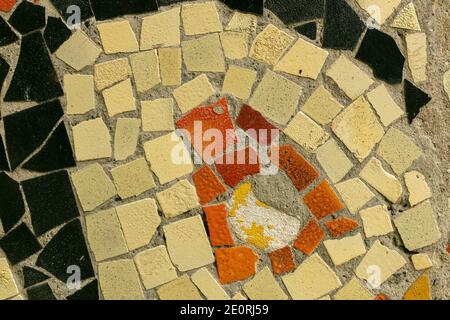 mosaic and round tile pattern on the old wall. decorative mosaic in white, yellow and black colors Stockfoto