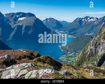 Blick über den Hjorundfjord vom Wanderweg auf Klokksegga, Dorf Urke, Hjoerundfjord, Norwegen. Stockfoto