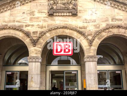 Furth, DEUTSCHLAND : DB Logo am Eingang zum Furth Hauptbahnhof in Furth City, Deutschland Stockfoto