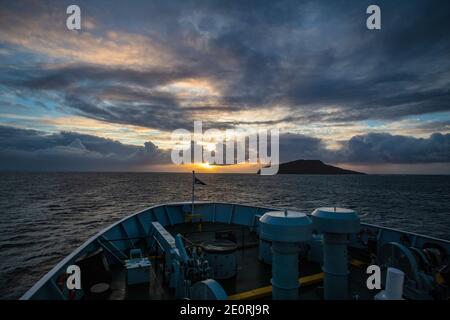 Eine Dämmerung Überquerung des Minch im November auf der MV Isle of Arran, Rückkehr nach Oban, nachdem sie Sturm gebunden in Castlebay. Stockfoto