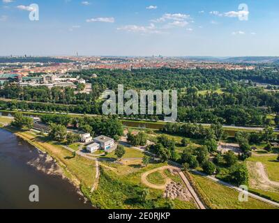 Luftaufnahme des Stromovka Park vom Fluss Moldau mit städtischen Ein Teil von Prag im Hintergrund Stockfoto