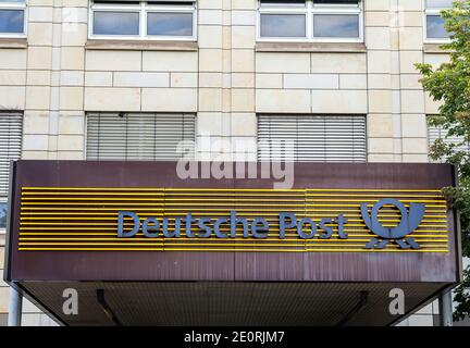 Furth, DEUTSCHLAND : das Logo der Marke 'Deutsche Post' an einer Lieferstelle in Hersbruck. Deutsche Post, DHL ist das weltweit größte Kurierunternehmen. Stockfoto