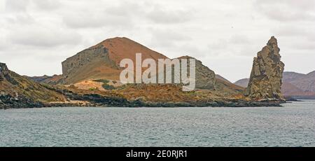 Vulkanpanorama von Bartolome Island und Pinnacle Rock in der Galapagos in Ecuador Stockfoto