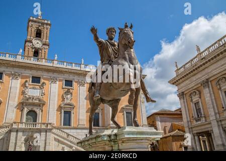 Statue des Marcus Aurelius auf dem Kapitol. Die Reiterstatue von Marcus Aurelius vor dem Senatorialpalast, Rom, Italien Stockfoto