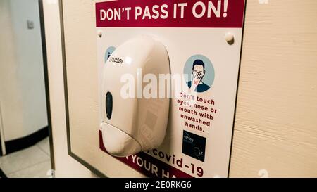 London, Großbritannien, Januar 02 2021, Public Sanitizer Dispenser in EINEM öffentlichen Einkaufszentrum während der Covid-19 Pandemie Stockfoto