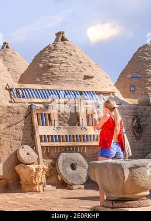 Rückansicht eines nicht identifizierten Touristen Mädchens, das die Häuser von harran fotografiert, Sanliurfa, Türkei. Stockfoto