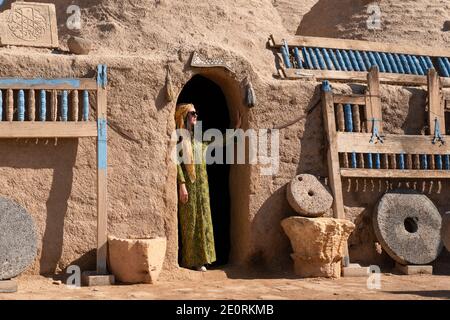 Sanli Urfa, Türkei - September 12 2020: Touristen posieren in lokaler Kleidung vor harran Häusern. Stockfoto