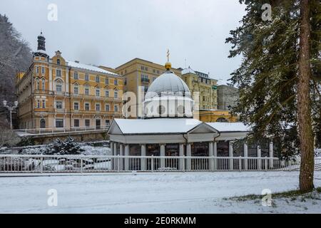 Marianske Lazne, Tschechische Republik - Dezember 29 2020: Winterlandschaft des Frühlingspavillons des Kreuzes in der Kurstadt in Westböhmen mit weißem Schnee bedeckt Stockfoto