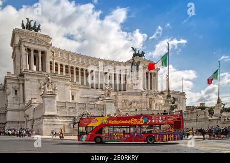 Sightseeing-Bus fährt vor dem Viktor-Emmanuel-II-Denkmal auf dem Piazza Venezia in Rom, Italien Stockfoto