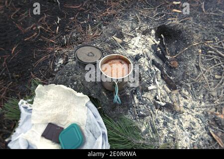 Eine Tasse Kaffee auf dem Feuer, ein Getränk im Freien in einem wilden Campingplatz im Ätna Park ein Wahrzeichen von Sizilien Outdoor-Erholung Stockfoto