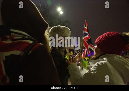 Drei Frauen feiern den Austritt Großbritanniens aus der Europäischen Union, da die Übergangszeit für den Brexit am Silvesterabend um 23 Uhr endet. – 31. Dezember 2020, E Stockfoto