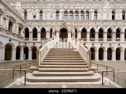 Innenhof des Dogenpalastes, Palazzo Ducale mit Treppe Scala dei Giganti, Venedig, Venetien, Italien Stockfoto