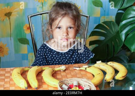 Ein kleines blondes Mädchen schaut nachdenklich in die Ferne Stockfoto