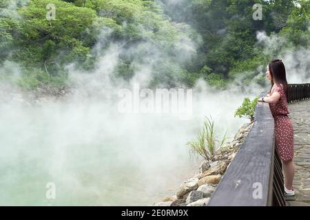 Asiatische Frau genießen die Hitze der heißen Quelle im Beitou Park Thermaltal, Taiwan Stockfoto