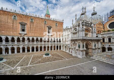 Innenhof des Dogenpalastes mit Arco Foscari mit Blick auf die Basilika San Marco, Palazzo Ducale, Venedig, Venetien, Italien Stockfoto