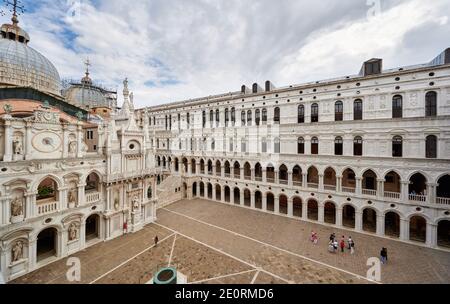 Innenhof des Dogenpalastes mit Arco Foscari, Palazzo Ducale, Venedig, Venetien, Italien Stockfoto