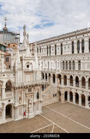 Innenhof des Dogenpalastes mit Arco Foscari, Palazzo Ducale, Venedig, Venetien, Italien Stockfoto