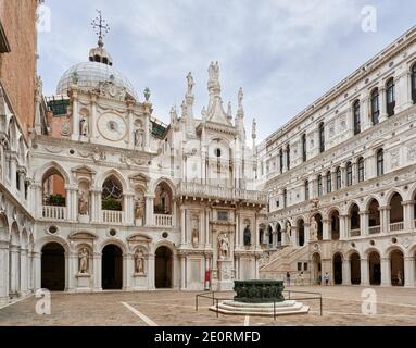 Innenhof des Dogenpalastes mit Arco Foscari, Palazzo Ducale, Venedig, Venetien, Italien Stockfoto