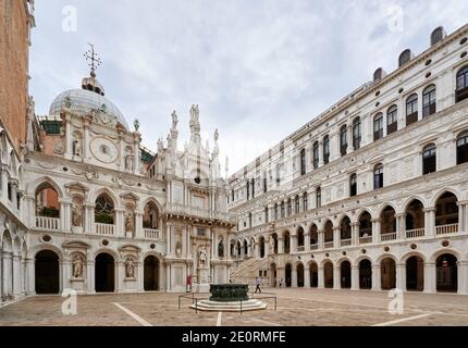 Innenhof des Dogenpalastes mit Arco Foscari, Palazzo Ducale, Venedig, Venetien, Italien Stockfoto