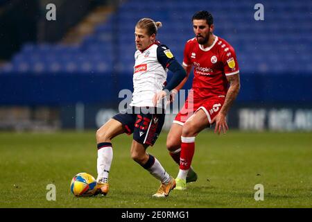 BOLTON, ENGLAND. JAN 2. Crawleys Tom Dallison übt Druck auf Boltons Lloyd Isgrove während des Sky Bet League 2-Spiels zwischen Bolton Wanderers und Crawley Town im Reebok Stadium, Bolton am Samstag, den 2. Januar 2021 aus. (Kredit: Chris Donnelly, MI News) Kredit: MI Nachrichten & Sport /Alamy Live Nachrichten Stockfoto