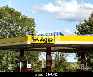 AGIP-Logo auf einer Tankstelle. AGIP ist ein italienisches Ölunternehmen mit Sitz in Roma, Italien, und es war eine Tochtergesellschaft des multinationalen Mineralölkonzerns Stockfoto