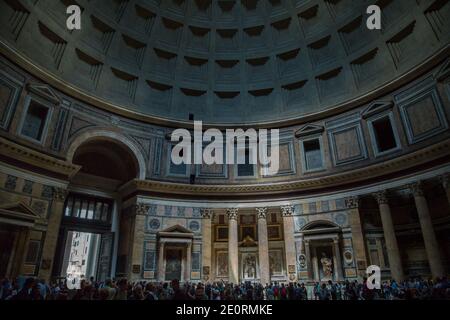 Touristen im Pantheon in Rom. Menschen besuchen und zu Fuß in Pantheon in Rom, und bewundern Sie die große Architektur, Italien Stockfoto