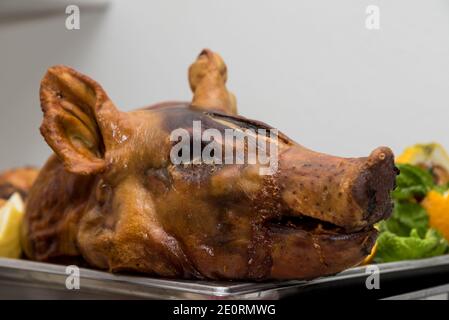 Suckling Pig: Gerösteter Schweinekopf auf EINEM Tablett Stockfoto