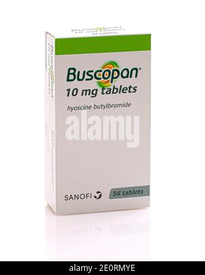 SWINDON, Großbritannien - 2. JANUAR 2021: Paket von Buscopan 10mg Tabletten auf weißem Hintergrund. Stockfoto